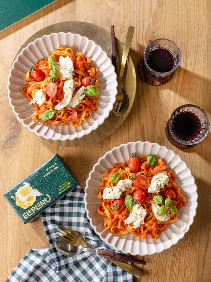 Tomaattipasta mozzarellajuustolla