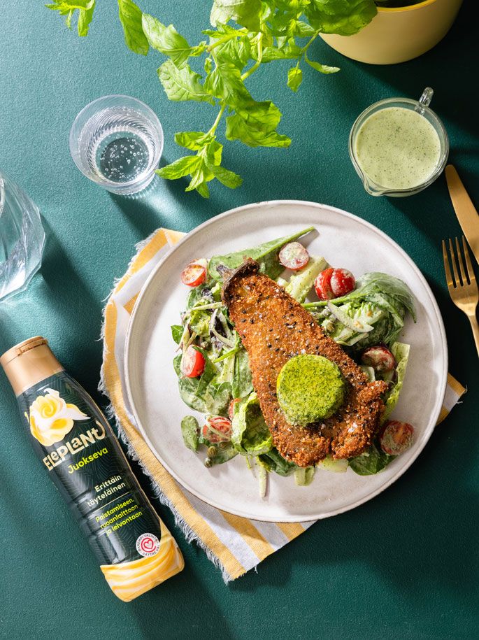 Munakoisoschnitzel ja green goddess -salaatti